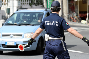 Furgone fuori controllo in corso Tazzoli: palo abbattuto e traffico nel caos a Torino