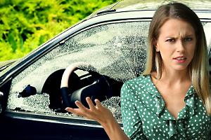 Vetri spaccati nel centro di Alessandria, sei auto danneggiate senza furto