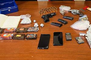 Armi e droga nascoste nelle cantine: tre arresti dopo mesi di indagini