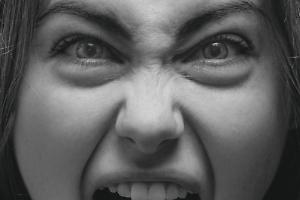 Aggredisce l’ex compagno davanti ai figli e colpisce un carabiniere: 35enne arrestata e trasferita in carcere a Vercelli