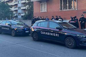 Momenti di panico in via Vanchiglia: un 39enne in escandescenze lancia un bilanciere dalla finestra e aggredisce i carabinieri