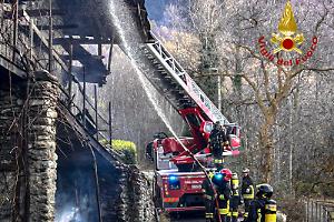 Otto squadre dei vigili del fuoco lottano contro un incendio che ha devastato un’abitazione a Novalesa (FOTO)