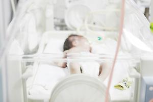 Neonato di cinque mesi gravemente ferito dopo il malore improvviso della madre