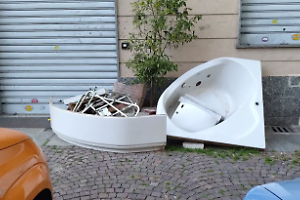 Vasca piena di rifiuti scaricata in strada: il quartiere torinese affonda sempre più nel degrado