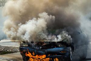 Auto in fiamme a Beinasco: attimi di caos vicino alla tangenziale