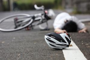 Investe un ciclista e scappa, individuata l'auto e i responsabili: due giovani del posto