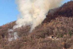 Incendio boschivo tra Coassolo e Corio: fumo visibile in valle, squadre Aib al lavoro