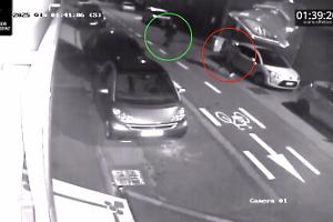 Agguato a Marco Veronese: le immagini che mostrano la sequenza dell’accoltellamento a Collegno (VIDEO)