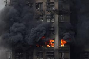L'inferno di Hong Kong: ponteggi di bambù e reti protettive in polistirene. Ora si contano i morti
