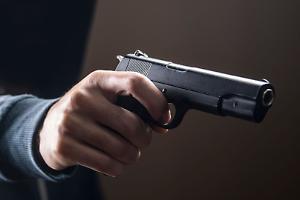 Lite davanti al supermercato di Leini, punta una pistola contro una donna e si finge carabiniere: 65enne denunciato