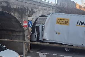 Furgone sventrato sotto il ponte di via Moglia: Settimo Torinese si ripete