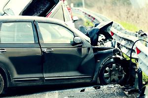 Auto fuori strada nella notte: muore a 29 anni, grave una giovane portata al Cto