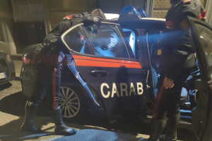 Rientra a casa e trova un estraneo dentro: blitz dei Carabinieri a Torino, anziana salvata da un’occupazione abusiva