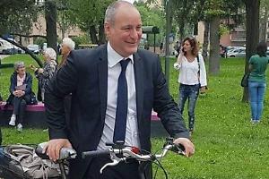 Cade in una buca e muore: ex sindaco di Collegno e dirigente comunale a processo per omicidio stradale