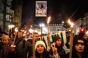 Fiaccolata a Torino per l’imam Shahin: in centinaia chiedono lo stop all’espulsione