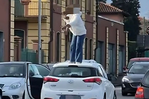 Si spoglia sul tetto dell’auto in mezzo alla strada: traffico in tilt e panico davanti al bar