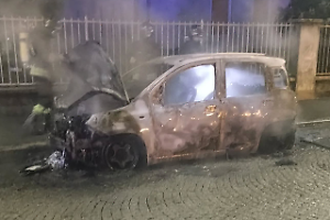 Torino in fiamme, Lo Russo in silenzio: brucia un’auto a Regio Parco