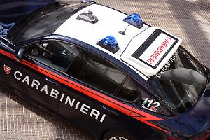 Sfondano la vetrina con l'auto rubata e fanno incetta di profumi e scappano