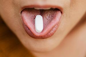 Pretende antipsicotici senza ricetta e scatena il caos alla guardia medica: tre agenti feriti mentre tenta di opporsi all’arresto