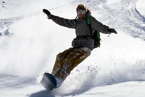 Sfida i carabinieri sulle piste di Bardonecchia: snowboarder senza casco tenta la fuga