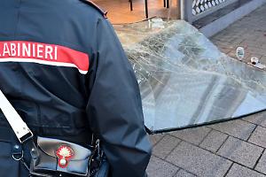 Spaccata notturna a Druento, auto-ariete contro un negozio in centro: caccia alla banda