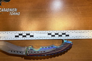 Sedicenne armato semina il panico nella notte toriniese: minaccia tre ragazzi “per un contatto Instagram”