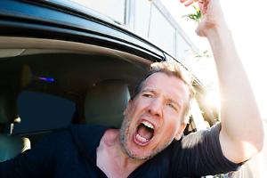 Urla e insulti davanti alla scuola a Ciriè: un automobilista manda in tilt l’uscita dei bambini