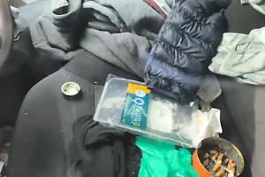 Due anni di degrado in pieno giorno: finalmente rimossa l’auto usata per spaccio, prostituzione e bivacchi