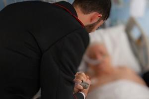 Un malore improvviso al Palazzo di Giustizia, un giovane carabiniere interviene e salva un anziano