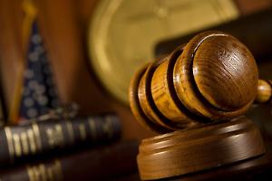 Perde un braccio travolto dal tram, ora fa causa al Comune di Torino: “Banchina buia e nascosta”