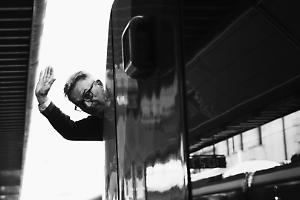 Si finge capotreno sui regionali, controlla i biglietti e filma i passeggeri: smascherato un 51enne