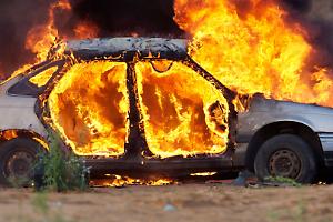 Auto rubata data alle fiamme nella boscaglia dietro il cimitero: notte di tensione in Canavese