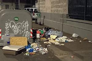 Degrado quotidiano a Barriera di Milano: sacchi per strada e marciapiedi impraticabili  (FOTO)