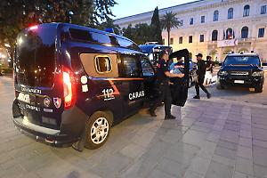 Katana in mano e alcol in corpo: una notte di paura in centro città