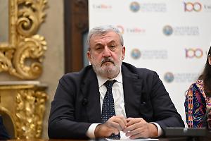 Soffiata sull’inchiesta, a processo l’ex giornalista che avrebbe avvertito Emiliano della perquisizione imminente