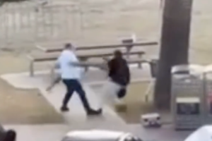 Attentato a Sydney, spunta il video del cittadino eroe: ha disarmato uno degli attentatori