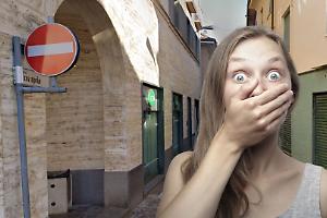 Crolla il muro di una casa davanti al Municipio, sei evacuati e strada invasa dai detriti