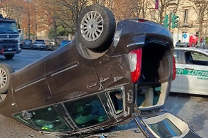 Incidente in Crocetta, auto si ribalta in mezzo all’incrocio: paura tra corso Stati Uniti e Duca degli Abruzzi
