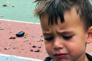 Altalene bruciate e parchi chiusi: a Mazzè e Tonengo l’inciviltà colpisce i bambini