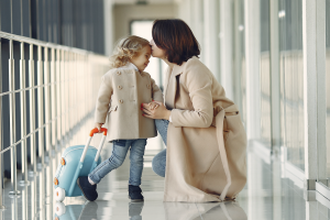 Scappa all’estero con la figlia affidata al padre: mamma e nonna finiscono a processo