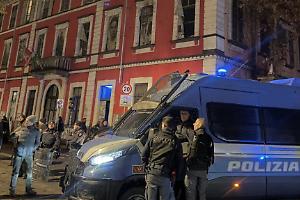 Tensione nella notte al corteo per la Palestina: idranti e cariche davanti all’ex Askatasuna