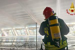 Fiamme sulla piscina comunale di Susa, il tetto va a fuoco e scatta l’emergenza