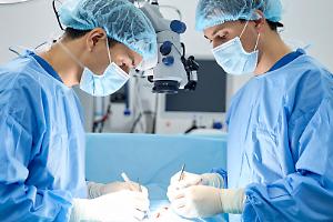 Si ferma per soccorrere una donna, viene investito di proposito: carabiniere perde una gamba