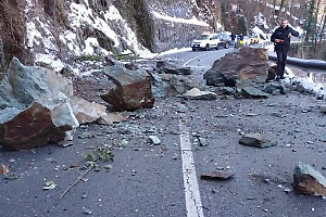 Frana a Viù, traffico prima bloccato poi riaperto a fasce: notte di chiusura sulla strada verso il Colle del Lys