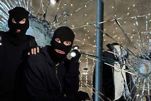 Doppia spaccata nella notte a Rivarolo Canavese: colpiti due negozi, ladri in fuga prima dell’alba