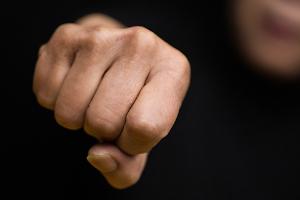 Ubriaco minaccia il fratello e scatena il caos sotto casa, tensione altissima a Beinasco