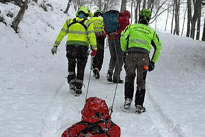 Scivola sul ghiaccio il rettore del santuario: soccorso tra i boschi di Forno Alpi Graie