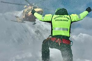 Valanga sopra Cervinia durante una discesa fuoripista, paura a Plan Maison ma lo sciatore se la cava