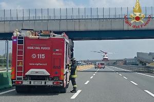 Schianto sulla Torino-Savona, auto vola fuori strada e scattano i soccorsi in elicottero