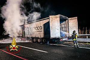 Tangenziale sud paralizzata nella notte: tir a gas prende fuoco, autista ferito e traffico in tilt fino all’alba